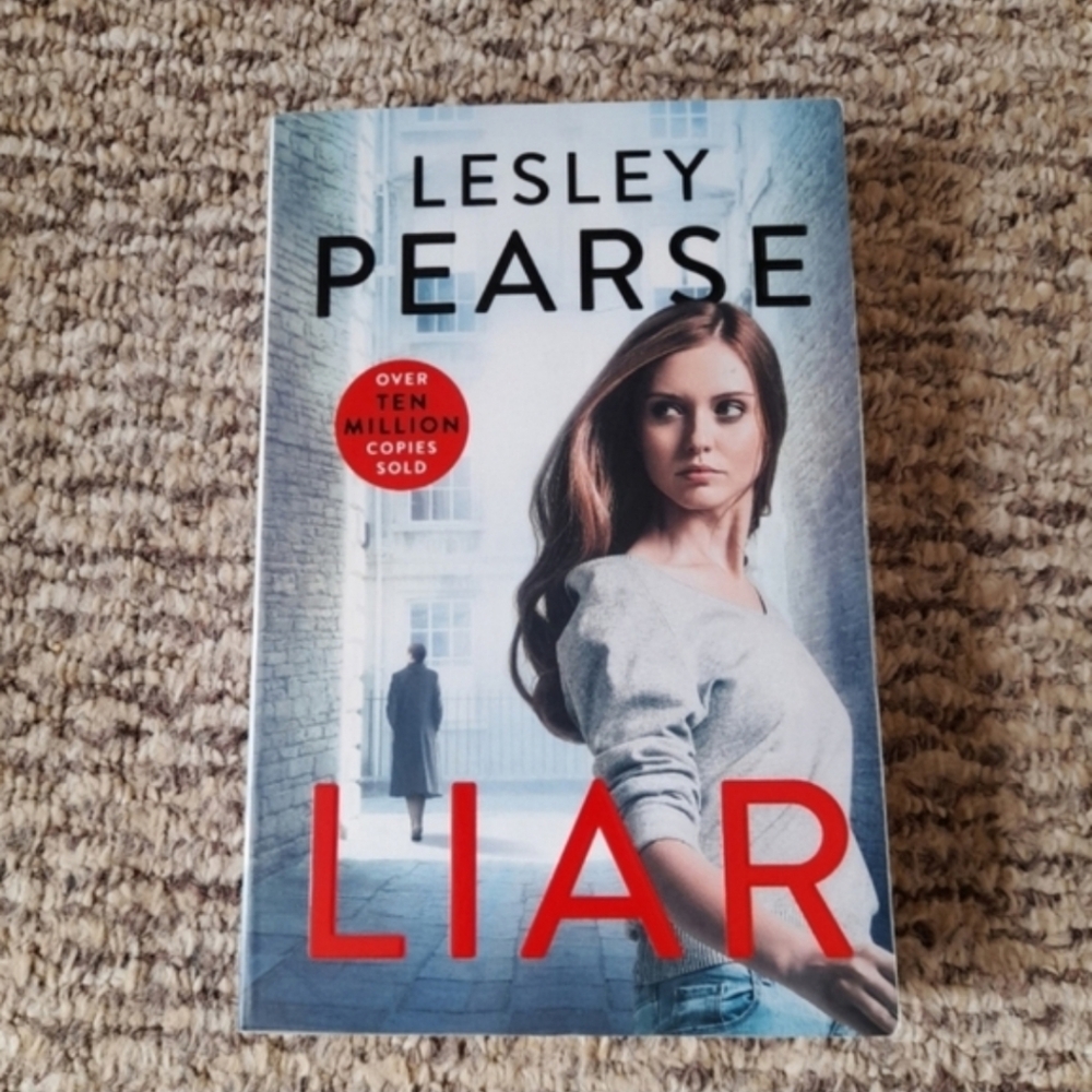 Lesley Pearse 'Liar' Book